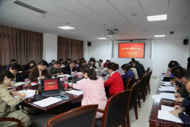 市一医院召开2018年第19次中心组学习会