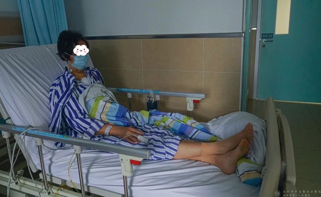 心脏外科病房里,窗帘没有拉开,暗沉沉,静悄悄,淑芬躺在床上,默默忍受