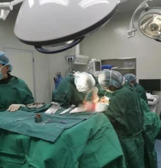 名医名院 | 一刀剖开生死门，双手捧出新生命——发生在德格县人民医院产科的真实故事