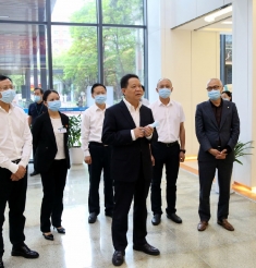 杨兴平副省长来到成都市第一人民医院看望慰问医务工作者