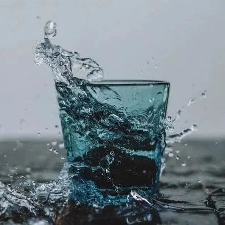 喝了这么多年，可能都错了？医生揭秘：白开水和茶，到底该选谁