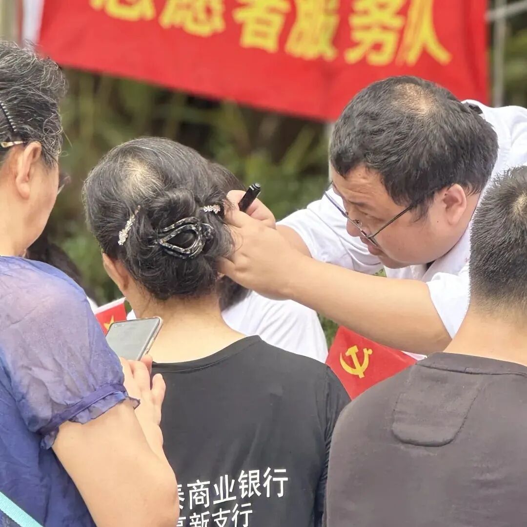 党旗照映健康路｜ “邻医道”14场惠民实践书写“七一”民生答卷