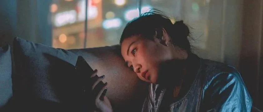 经常躺着玩儿手机的人注意了！你的眼睛正在向你“急救”