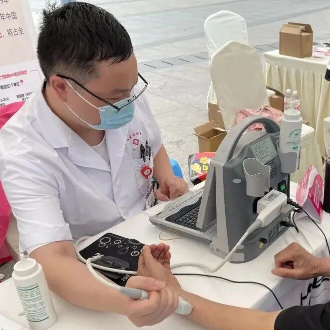 我院全科医学科开展“健康守卫 慢病共管”的主题义诊活动